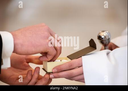 mains, anneaux de mariage et vœux de mariage le marié prend un anneau de mariage de la boîte Banque D'Images