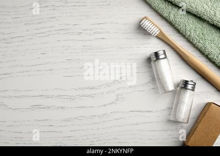 Composition de la couche plate avec des mousses dentaires biodégradables et une brosse à dents en bambou sur une table en bois blanc. Espace pour le texte Banque D'Images