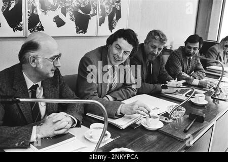 Pays-Bas Histoire: FNV Federation Council à Amsterdam; Wim Spit, (leader du travail et futur Premier ministre) Wim Kok et plusieurs autres derrière la table ca. 7 janvier 1980 Banque D'Images