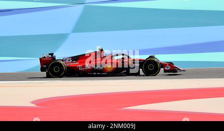 Sakhir, Bahreïn. 24th févr. 2023. Motorsport: Formule 1, essais. Carlos Sainz, de l'Espagne, de l'équipe Ferrari, est sur la bonne voie. Credit: Hasan Bratic/dpa/Alay Live News Banque D'Images