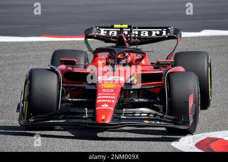 Sakhir, Bahreïn. 24th févr. 2023. Motorsport: Formule 1, essais. Carlos Sainz, de l'Espagne, de l'équipe Ferrari, est sur la bonne voie. Credit: Hasan Bratic/dpa/Alay Live News Banque D'Images