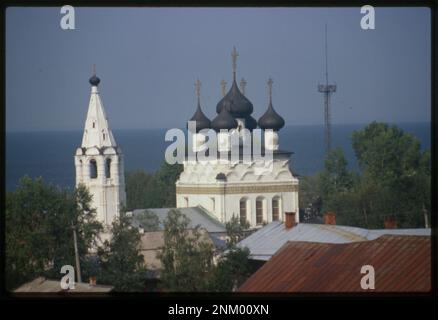 Panorama d'été, avec l'église du Sauveur miséricordieux (1716-23), et Beloe Ozero (Lac blanc) en arrière-plan, Belozersk, Russie. Collection de photographies Brumfield. Églises orthodoxes, Fédération de Russie, 1990-2000. , Bell Towers,Fédération de Russie,1990-2000. , Fédération de Russie,Vologodskaia oblast ,Belozersk. Banque D'Images