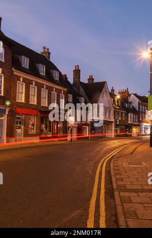 Angleterre, Dorset, Blandford Forum, East Street avec l'ère géorgienne Shop polices la nuit Banque D'Images