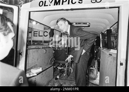 Pays-Bas Histoire: Ouverture du salon automobile Bedrijfsauto RAI 1980 par le Premier ministre Dries van Agt et le secrétaire d'Etat Smit Kroes; Smit Kroes dans un nouveau bus régional de transport ca. 6 février 1980 Banque D'Images