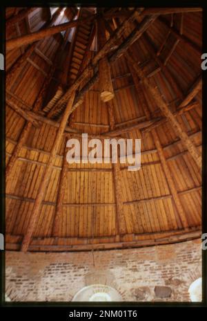 L'intérieur de la tour blanche du monastère de la Transfiguration du Sauveur, située sur l'île de Solovetskii, en Russie, montre le style architectural typique des monastères russes de la fin du XVIe siècle. Cette tour est une partie importante du complexe du monastère de Solovetsky. Banque D'Images