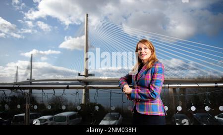 North Queensferry, Écosse, Royaume-Uni. 24 février 2023.PHOTO : Ash Regan sur fond de Queensferry Crossing. Le MSP de Ash Regan lance sa campagne électorale de leadership pour le poste de Premier ministre d'Écosse et de leader du Parti national écossais (SNP). C'est après que la première ministre Nicola Sturgeon a annoncé plus tôt la semaine dernière qu'elle est en retrait. Le MSP de Ash Regan (anciennement Ash Denham, qui était ministre de la sécurité communautaire) se joint à la course électorale contre le MSP de Kate Forbes et le MSP de Humza Yousaf. Crédit : Colin D Fisher/CDFIMAGES.COM Banque D'Images