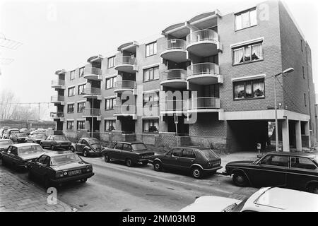 Pays-Bas Histoire: Voitures garées devant 'The Schip' (bloc de maisons dans le quartier Spaarndammerbuurt à Amsterdam) ca. 14 février 1980 Banque D'Images