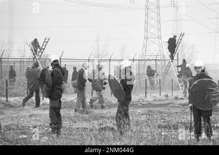 Pays-Bas Histoire: Les groupes d'action anti-nucléaire bloquent l'accès à la centrale nucléaire de Borssele; l'unité mobile protège les travailleurs grimpant des clôtures ca. Mars 1980 Banque D'Images