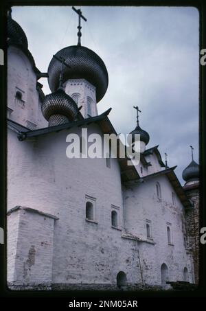 La cathédrale de la Transfiguration du Sauveur, construite entre 1558 et 1566, fait partie du monastère de Solovetsky situé sur l'île de Solovetsky, en Russie. C'est un site religieux important connu pour ses dômes d'oignon distinctifs et son importance historique. Banque D'Images