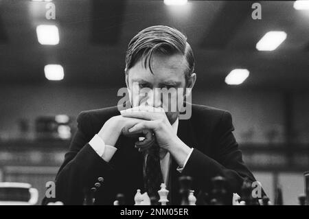 Histoire des pays-Bas: Championnat d'échecs parlementaires pendant les Échecs de Blast Furnace, joueur d'échecs se concentrant ca. 17 janvier 1980 Banque D'Images