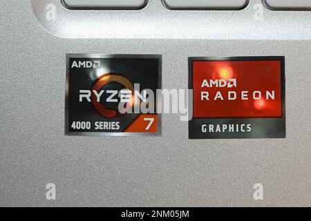 New York, NY - 16 mars 2021 : les autocollants de carte graphique AMD RYZEN série 7 4000 et AMD RADEON sont apposés sur un ordinateur portable argenté. Banque D'Images