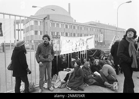 Pays-Bas Histoire: Des groupes d'action anti-nucléaire bloquent l'accès à la centrale nucléaire de Borssele; des militants enchaînés aux clôtures de la centrale électrique ca. Mars 1980 Banque D'Images