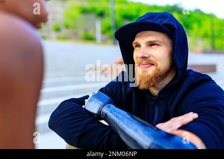 homme avec prothèse de bras dans des vêtements de sport prêts pour l'entraînement matinal à l'extérieur.Concept de sport pour handicapés Banque D'Images