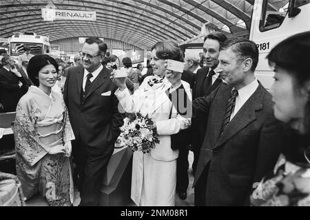 Pays-Bas Histoire : ouverture du salon automobile 1980 de Bedrijfsauto RAI par le Premier ministre Dries van Agt et le secrétaire d'État. Smith Kroes; buvez du saké à l'exposition du constructeur automobile japonais ca. 6 février 1980 Banque D'Images