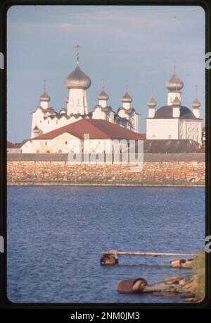 Le monastère de la Transfiguration du Sauveur sur l'île de Solovetskii, couvrant le XVIe au XIXe siècle, est un site important de l'histoire religieuse russe. Ce monastère reflète des siècles de développement architectural et de signification religieuse. Banque D'Images