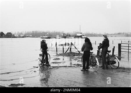 Pays-Bas Histoire: Les niveaux d'eau des principaux fleuves ont augmenté brusquement en raison de fortes précipitations; les cyclistes sur la piste cyclable à Westervoort ont été inondés par Ijsselwater CA. 7 février 1980 Banque D'Images