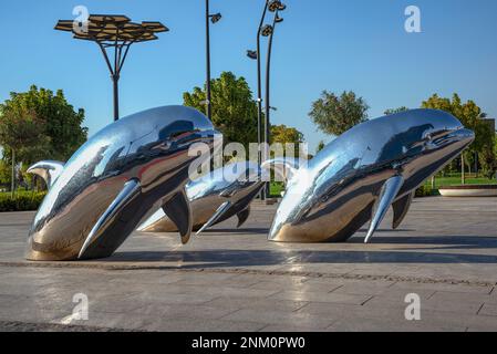 TACHKENT, OUZBÉKISTAN - 03 SEPTEMBRE 2022 : installation d'énormes dauphins dans le parc de la ville de Tachkent Banque D'Images
