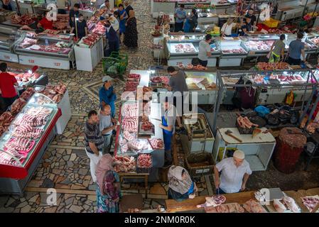 TACHKENT, OUZBÉKISTAN - 16 SEPTEMBRE 2022 : les rangs de viande sur le marché de Chorsu. Tachkent, Ouzbékistan Banque D'Images