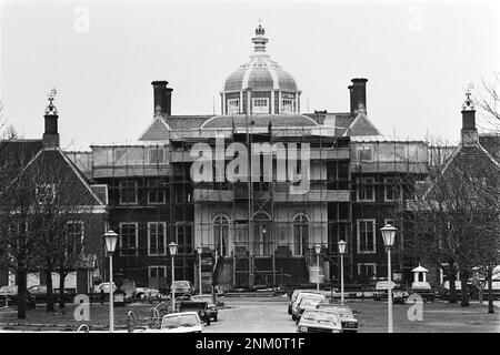 Pays-Bas Histoire: Extérieur huis Ten Bosch, palais royal de la Haye avec une croix sur le dessus ca. 5 février 1980 Banque D'Images