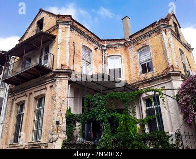 Une ancienne maison grecque avec des murs de briques, Buyukada, Istanbul, Turquie. Banque D'Images