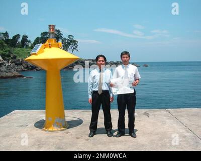 Haikou. 24th févr. 2023. Cette photo fournie par la personne interrogée montre Fu Yong (L) en collaboration avec un collègue du port de Yokohama au Japon, en mai 1998. POUR ALLER AVEC "à travers la Chine: Pionnier de la biotechnologie poursuit le rêve à Hainan après son retour du Japon" Credit: Xinhua/Alamy Live News Banque D'Images