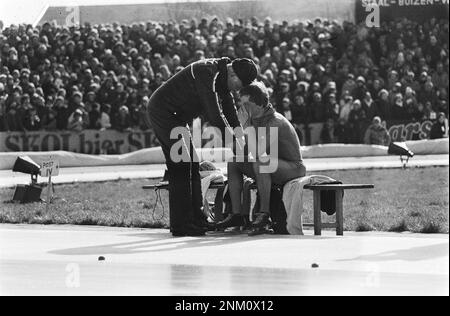 Pays-Bas Histoire: Hommes Allround Speed ​​Skating Championnats du monde à Heerenveen. Yep Kramer déçu après sa disqualification dans les 500 mètres ca. 1 mars 1980 Banque D'Images