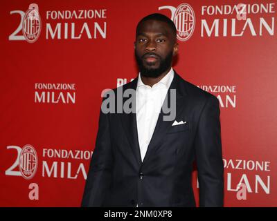 Milan, Italie. 23rd févr. 2023. Le défenseur d'AC Milan Fikayo Tomori d'Angleterre assiste au dîner de gala qui a eu lieu pour célébrer le 20th anniversaire de la Fondazione Milan à Milan, Italie crédit: Mickael Chavet/Alay Live News Banque D'Images