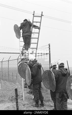 Pays-Bas Histoire: Les groupes d'action anti-nucléaire bloquent l'accès à la centrale nucléaire de Borssele; l'unité mobile monte au-dessus des clôtures ca. Mars 1980 Banque D'Images