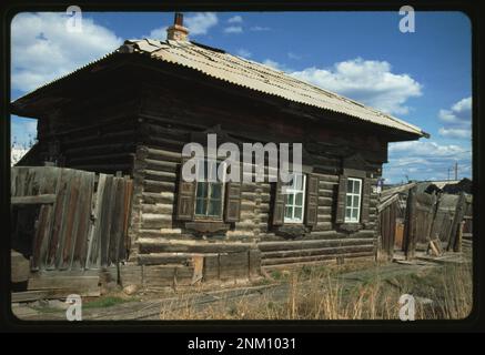 Cette maison en rondins sur la rue Strod 26 à Iakoutsk, construite vers 1900, représente l'architecture russe traditionnelle en Sibérie. Il reflète les conditions de vie du début du XXe siècle dans la région. Banque D'Images