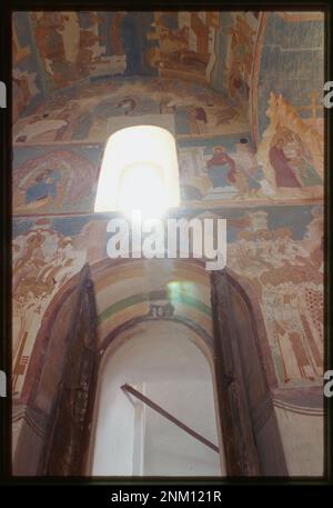 La cathédrale de la Nativité de la Vierge, construite en 1490 au monastère Ferapont à Ferapontovo, en Russie, est réputée pour ses magnifiques fresques de Dionysii et de ses assistants. Le mur sud et le portail présentent les œuvres d'art complexes du XVe siècle. Banque D'Images