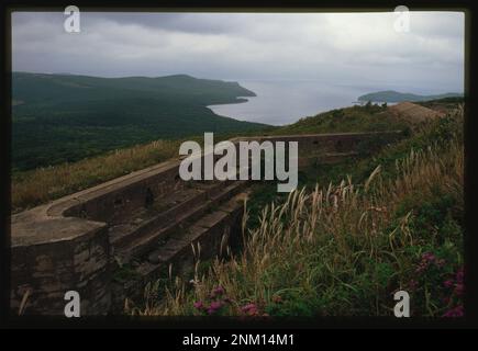 La forteresse de Vladivostok, en particulier la fortification No. 9, construite en 1914, est située sur Ostrov Russkii, Russie. La vue vers l'ouest vers le golfe de l'amour souligne l'emplacement stratégique de ce site militaire historique. Banque D'Images