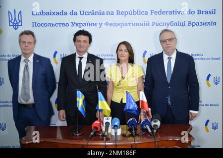 BRASÍLIA, DF - 24.02.2023: LULA RECRIA PROGRAMA PRO CATADOR - ce vendredi (24) le chargé d'affaires de l'Ukraine au Brésil M. Anatoliy Tkach, Ambassadeur de Pologne au Brésil Jakub Tadeusz Skiba, chargé d'affaires de la délégation de l'Union européenne au Brésil Ana Beatriz Martins, Chef adjoint de l'ambassade de Suède Sten Engdahl à l'occasion de la 1 année de l'invasion à grande échelle que la Russie a lancée contre l'Ukraine. (Photo : ton Molina/Fotoarena) Banque D'Images