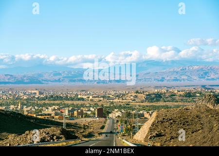 Afrika, Marokko, Südmarokko, Ouarzazate, Blick über die Stadt zum Atlas Gebirge Banque D'Images