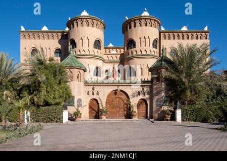 Afrika, Marokko, Südmarokko, Ouarzazate, prachtvolles neues Gebäude in der Vorstadt Banque D'Images