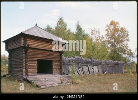 le fort de Kazinskii (début du 17th siècle), situé au milieu de la rivière OB, a été partiellement remonté au musée d'architecture et d'histoire à Akademgorodok, en Russie. Collection de photographies Brumfield. Bâtiments en rondins,Fédération de Russie,1990-2000. , Fédération de Russie,Novosibirskaia oblast ,Akademgorodok. Banque D'Images