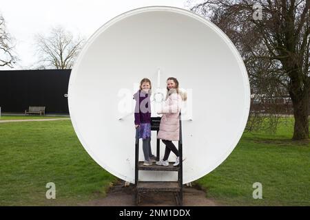 Enfants / filles / enfants / enfants Écoutez et parlez au plat Whispering / plats qui agissent comme un miroir acoustique pour transmettre et mettre au point les ondes sonores. (133) Banque D'Images