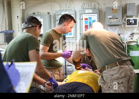 Un chirurgien de la Marine affecté à l'unité expéditionnaire maritime (UMM) de 26th traite une victime simulée à bord du navire d'assaut amphibie USS Bataan (LHD 5) ca. 2020 Banque D'Images