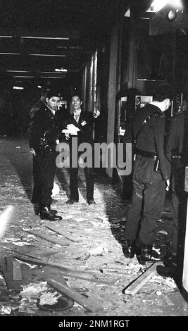 Une bombe a explosé à la borne surpeuplée de l'océan, blessant vingt-trois acheteurs. C'était l'explosion de bombe la plus grave à avoir frappé Hong Kong depuis 1967. Sur la photo, une unité de bérets bleus est à la scène de l'explosion. 21FEB81 SCMP / Robin Lam Banque D'Images