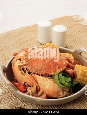 Saupoudrer le crabe frit dans la poudre de curry, les fruits de mer de curry jaune, la nourriture asiatique. KARE Kepiting Banque D'Images