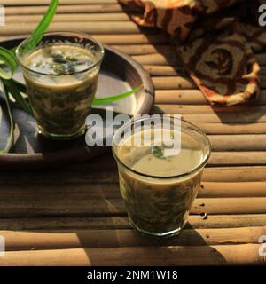 Es Cendol ou Dawet est un dessert traditionnel indonésien glacé à base de farine de riz, de sucre de palme, de lait de noix de coco et de feuilles de Pandan Banque D'Images