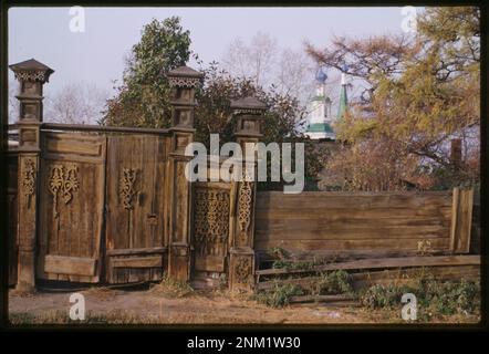 Maison en bois, rue Griaznov #40 (fin du 19th siècle), porte de cour, Irkoutsk, Russie. Collection de photographies Brumfield. Bâtiments en bois,Fédération de Russie,1990-2000. , Gates,Fédération de Russie,1990-2000. , Fédération de Russie,Irkoutskaia oblast ,Irkoutsk. Banque D'Images