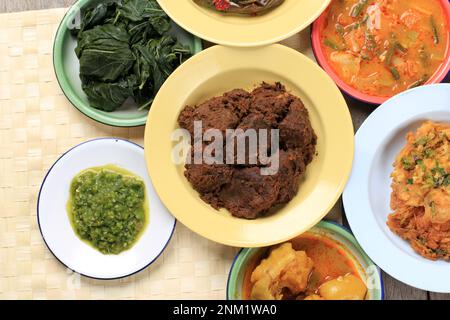 Rendang et divers plats culinaires de Padang appelés masakan Padang ou Padang. Plats populaires en Indonésie, originaires de Minang, West Sumatra Banque D'Images
