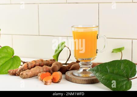 Jamu Kunyit ASEM ou Kunir Asam, boisson traditionnelle indonésienne à base d'herbes à base de racines turmeriques. Copier l'espace Banque D'Images