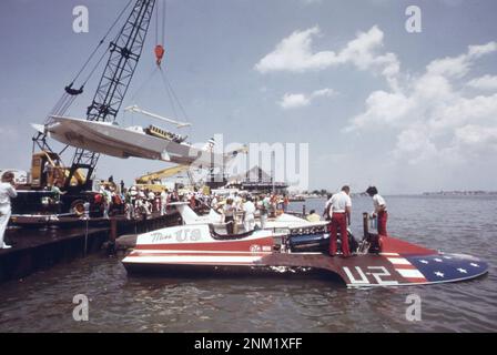 1970s Amérique : course de trophées de bois de Gar sur la rivière Detroit -- un concours pour hydroplanes. Dans la zone de la fosse: 'miss USA' et son équipage ca. 1973 Banque D'Images