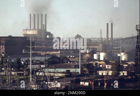 1970s Amérique : horizon de Dearborn. Ford River Rouge plante en arrière-plan ca. 1973 Banque D'Images