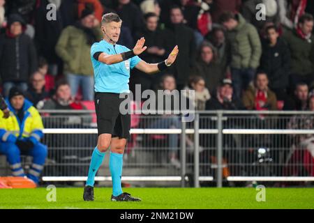 EINDHOVEN, PAYS-BAS - FÉVRIER 23 : l'arbitre Daniele Orsato gestuelle lors de l'UEFA Europa League Knockout Round Play-off Leg Two match entre le PSV et le Sevilla FC au stade Philips sur 23 février 2023 à Eindhoven, pays-Bas (photo de René Nijhuis/Orange Pictures) Banque D'Images