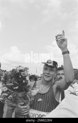 Championnats européens de triathlon à Almere; Rob Barel après la fin (2nd) ca. 1985 Banque D'Images