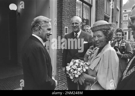 La reine Beatrix au congrès de l'Union internationale des avocats à Leiden; sa Majesté et ministre Korthals Altes. Au milieu, le président de l'UIA, M. LA.E. Briet ca. 1985 Banque D'Images