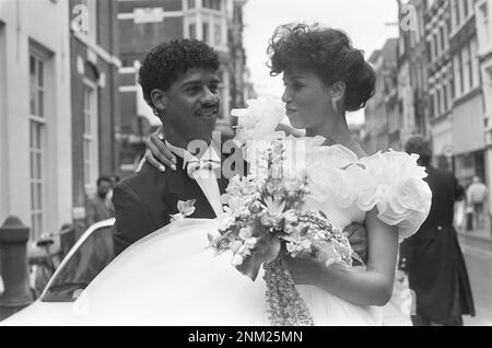 Le footballeur Frank Rijkaard épouse Carmen Sandries; Frank avec Carmen dans ses bras ca. 1985 Banque D'Images