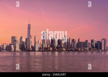 Vue panoramique incroyable sur la ville de New York et gratte-ciel au coucher du soleil. Vue magnifique sur le centre de Manhattan. Banque D'Images